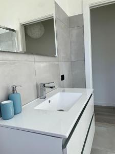 uma casa de banho com um lavatório branco e um espelho. em MARTI' S HOUSE em Olginate