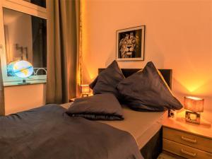 a bedroom with a bed with pillows on it at #212 LUX-Appart - Zentrum Neuss - Düsseldorf Messe - Netflix & Prime in Neuss