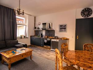ein Wohnzimmer mit einem Tisch und einer Küche in der Unterkunft #212 LUX-Appart - Zentrum Neuss - Düsseldorf Messe - Netflix & Prime in Neuss