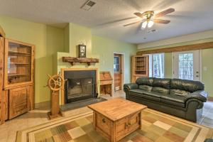 ein Wohnzimmer mit einem Sofa und einem Kamin in der Unterkunft McDonough Getaway with Private Lake on 24 Acres in McDonough