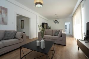 Sala de estar con 2 sofás y mesa en Villa Santa Maria Playa Grupo AC Gestion, en Cádiz