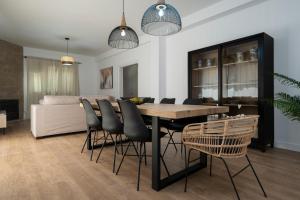 comedor y sala de estar con mesa y sillas en Villa Santa Maria Playa Grupo AC Gestion, en Cádiz