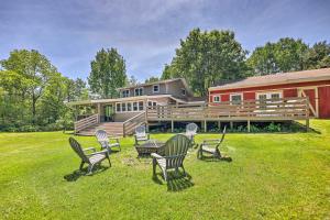 Zahrada ubytování Cozy Poconos Cottage with Hot Tub Near Lake Harmony!