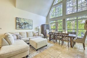 Χώρος καθιστικού στο Luxurious Waterfront Home on Pickwick Lake!