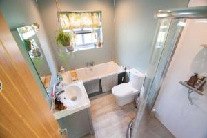 ein Badezimmer mit Waschbecken, Badewanne und Toilette in der Unterkunft Tern Cottage in Groomsport