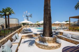 Aloe Boutique Hotel Powered By Anissa tesisinde veya buraya yakın yüzme havuzu