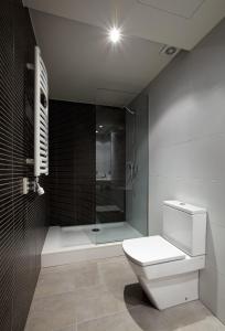 Bilik mandi di Apartaments Terraza Figueres