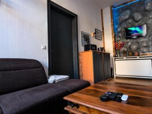 een woonkamer met een bank en een tafel bij LUX-Appart 3 im Zentrum von Neuss nähe D Messe mit Netflix und Amazon in Neuss