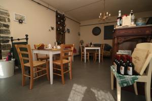 ein Esszimmer mit einem Tisch, Stühlen und Weinflaschen in der Unterkunft bbveleura in Velva