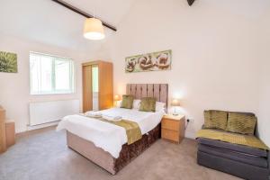 a bedroom with a bed and a chair in it at 1 Ascot Mews - City of York Holiday Home in York