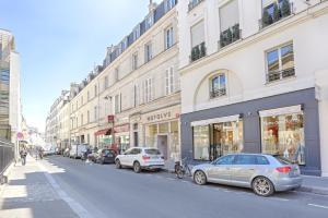 een straat met auto's geparkeerd voor gebouwen bij SAINT DOMINIQUE PARIS 7 - BEST PLACE - BAIL MOBILITE in Parijs
