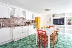 Kuhinja oz. manjša kuhinja v nastanitvi Appartamento Canneto Centro - Wifi