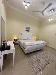 Un pat sau paturi într-o cameră la Ibra Plaza Hotel