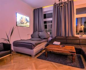 a living room with a couch and a coffee table at #214 LUX-Flat im Herzen von Neuss mit Netflix & Prime in Neuss