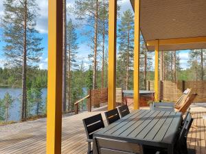Foto dalla galleria di Villa Vasa - new luxury villa next to lake a Meltaus