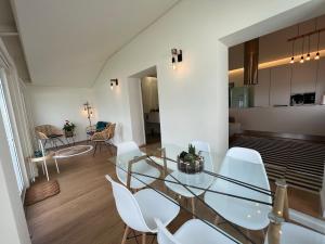 Khu vực ghế ngồi tại Lila Beach Villa +37 ảnh