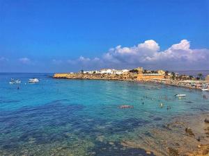 un gruppo di persone in acqua in spiaggia di Apartamentoen la playa, 200 Mts de la playa Nuevo a Santa Pola