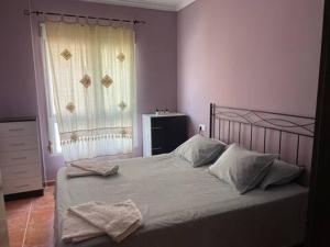 - une chambre avec un lit et 2 serviettes dans l'établissement Apartamento en la playa, à Les Cases d'Alcanar