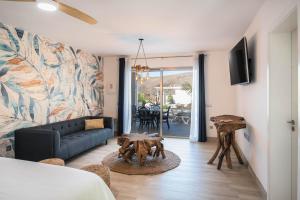 Televízia a/alebo spoločenská miestnosť v ubytovaní Etti Paradise Suite Mediterraneo
