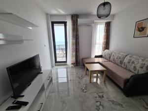 A television and/or entertainment centre at Cactus beach apart Obzor