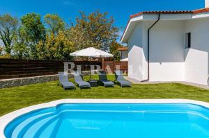 Bazén v ubytování Villa Valdés-Un lugar idílico,cerca de la costa nebo v jeho okolí