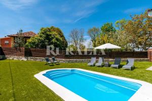 Bazén v ubytování Villa Valdés-Un lugar idílico,cerca de la costa nebo v jeho okolí