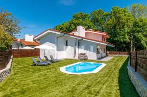 Bazén v ubytování Villa Valdés-Un lugar idílico,cerca de la costa nebo v jeho okolí