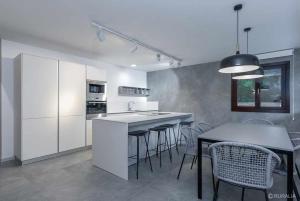 Kuchyň nebo kuchyňský kout v ubytování Villa Valdés-Un lugar idílico,cerca de la costa