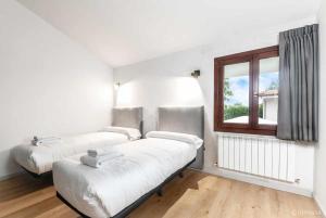 Postel nebo postele na pokoji v ubytování Villa Valdés-Un lugar idílico,cerca de la costa