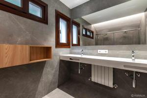 Koupelna v ubytování Villa Valdés-Un lugar idílico,cerca de la costa + 24 fotografií