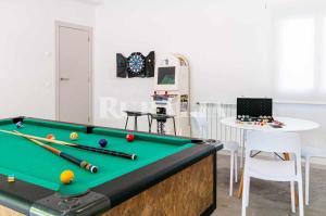 Biliár nebo kulečník v ubytování Villa Valdés-Un lugar idílico,cerca de la costa