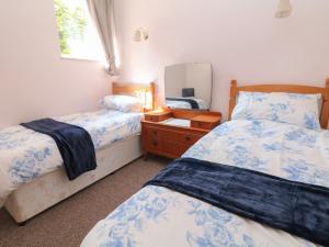 En eller flere senge i et værelse på Ford Coach House Cottage