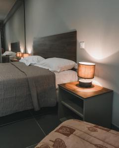 Säng eller sängar i ett rum på Hôtel Idéal