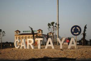 una gran señal de aparcamiento frente a un edificio en Pensión Campomar, en Cartaya