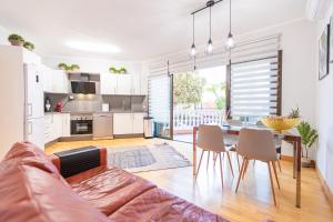 A kitchen or kitchenette at Amazing Duplex with panoramic ocean views