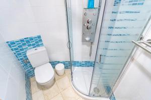 A bathroom at Amazing Duplex with panoramic ocean views