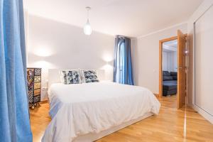 A bed or beds in a room at Amazing Duplex with panoramic ocean views Még 15 kép