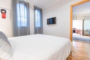 A bed or beds in a room at Amazing Duplex with panoramic ocean views