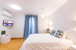 A bed or beds in a room at Amazing Duplex with panoramic ocean views