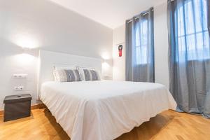 A bed or beds in a room at Amazing Duplex with panoramic ocean views