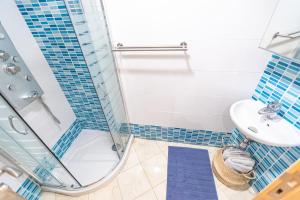 A bathroom at Amazing Duplex with panoramic ocean views