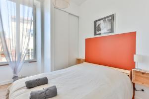 1 dormitorio con 1 cama con cabecero naranja y ventana en TERRA COTTA #Hypercentre #Charente #Parking, en Cognac