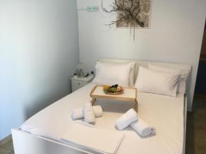 Postel nebo postele na pokoji v ubytování Kea Houses View - Μαγευτική Θέα στο Αιγαίο Πέλαγος ΦΟΙΡΑ ΚΑΤΩ ΜΕΡΙΑ ΚΕΑΣ