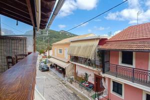 Appartamento dotato di balcone con vista su una strada. di ΟΝΕΙΡΟΠΑΓΙΔΑ-DREAM CATCHER a Áno Pavliána