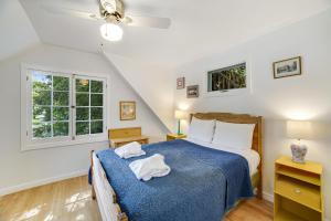 - une chambre avec un lit et une couette bleue dans l'établissement KeukaMonga, à Hammondsport