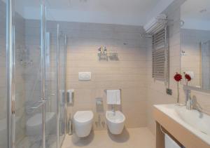A bathroom at Domina Milano Fiera