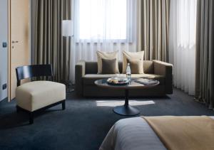 A seating area at Domina Milano Fiera