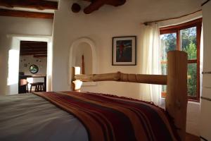 Postel nebo postele na pokoji v ubytování Half Moon Hollow Eco Cottage