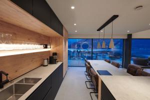 Cucina o angolo cottura di Bear & Bison Lake View