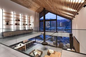 una piscina coperta in un edificio con pareti in vetro di Bear & Bison Lake View a Zell am See